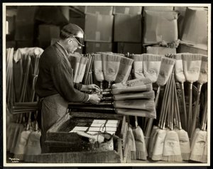 Homem cego que rotula vassouras no edifício memorável de Bourne, New York, 1935 (impressão de gelatina de prata)